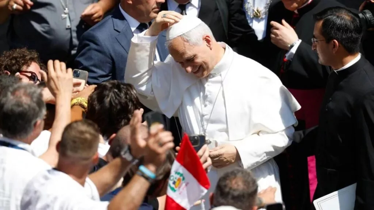 Papa León XIV en la Plaza de San Pedro rodeado de fieles y guardias tras un incidente.