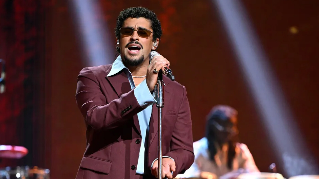 Bad Bunny aclara que su gira Debí Tirar Más Fotos World Tour no emulará el espectáculo masivo de Taylor Swift.