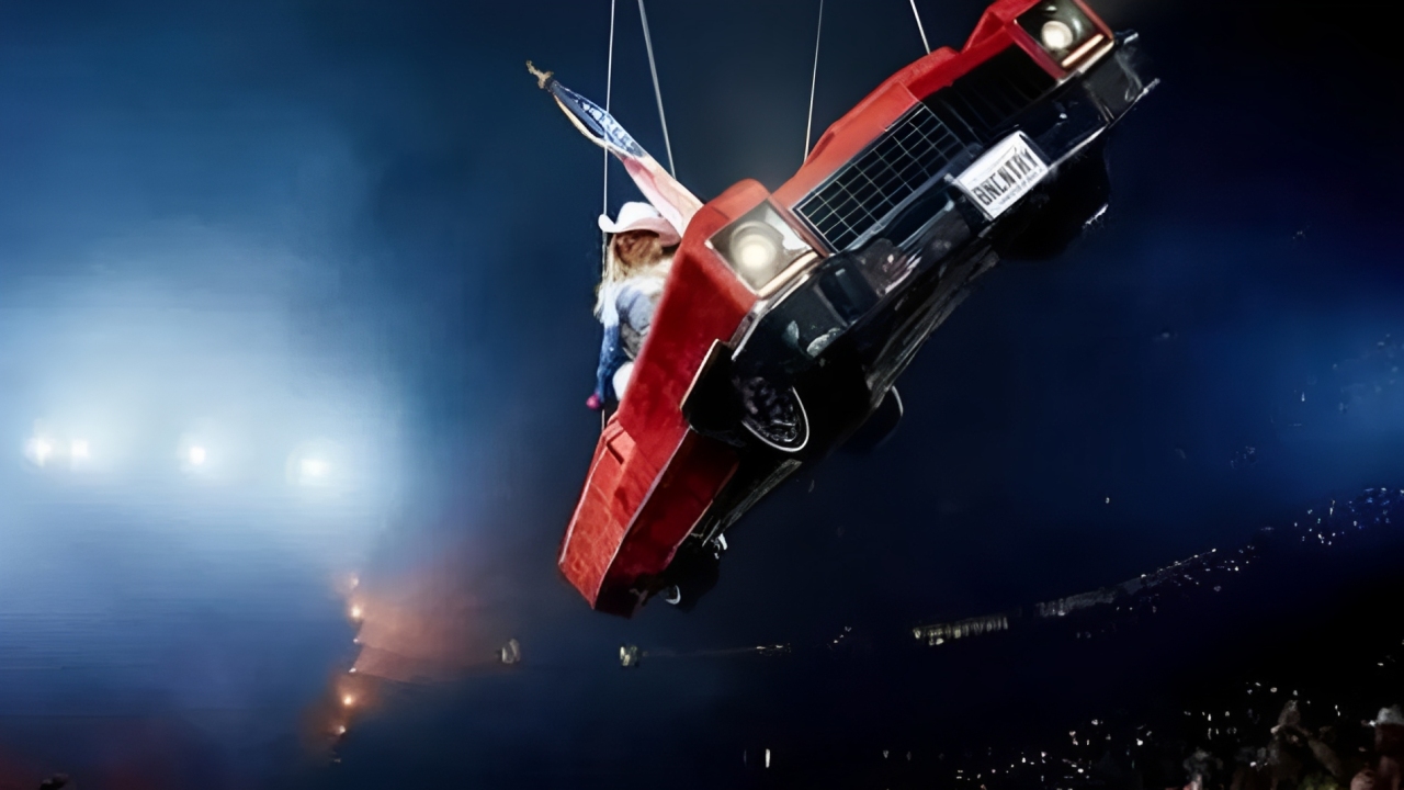 Beyoncé en un Cadillac rojo inclinado durante su concierto en Houston.