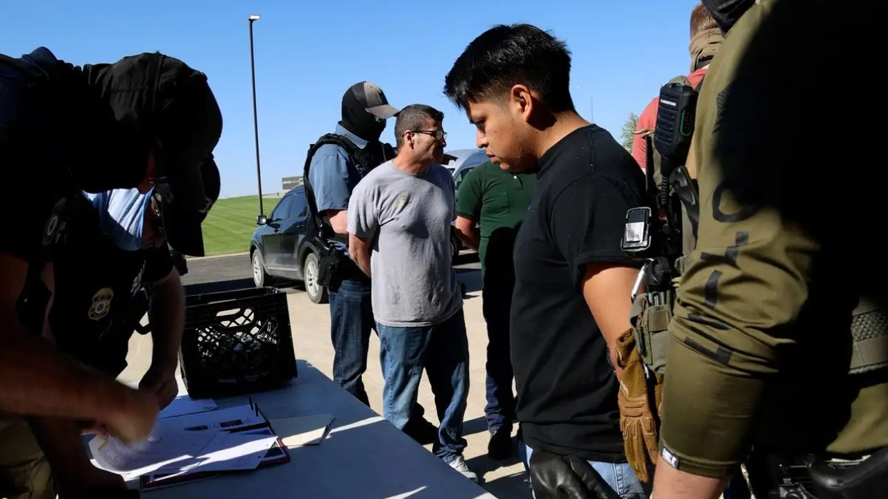 Trabajadores agrícolas huyen de un campo en California durante una redada de ICE.
