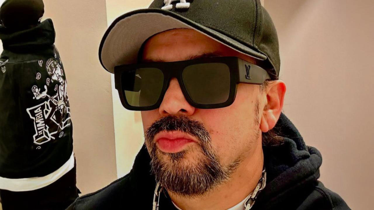 Alicia Villarreal en un concierto, haciendo la señal de auxilio por violencia de género.  