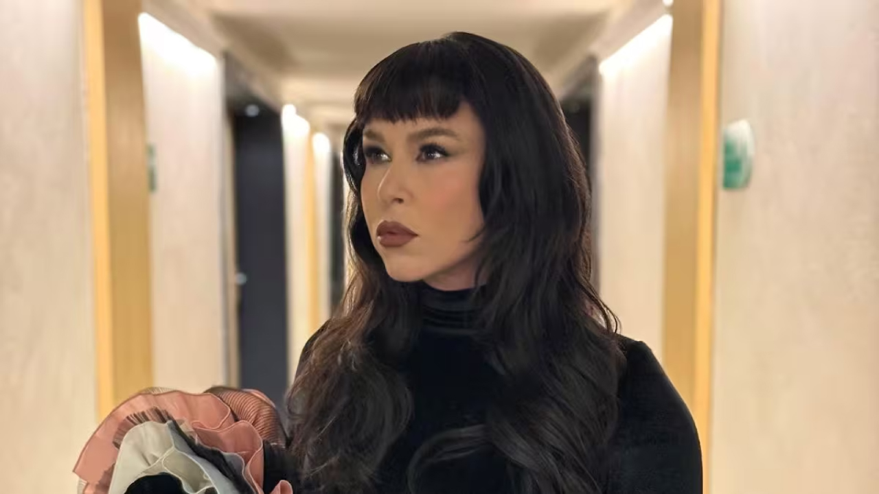 Alicia Villarreal en un concierto, haciendo la señal de auxilio por violencia de género.  