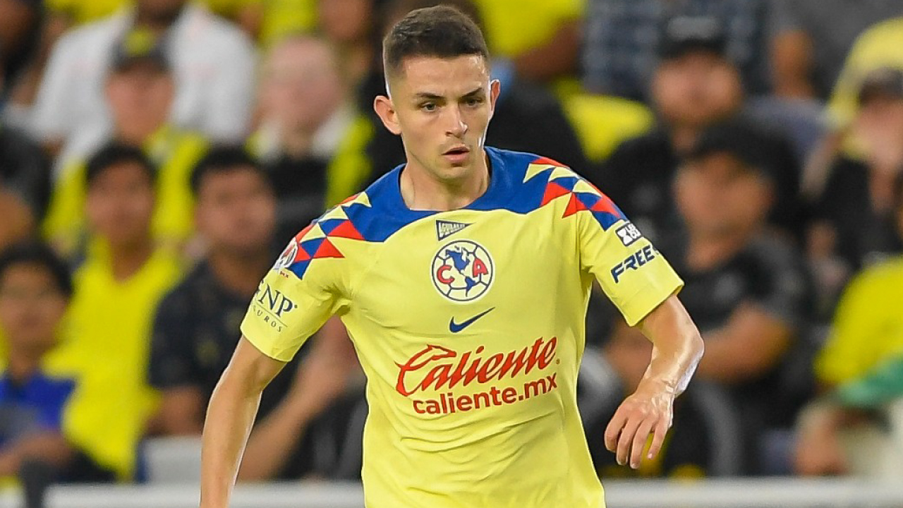 Álvaro Fidalgo en acción con el Club América, posible candidato para la Selección Mexicana.