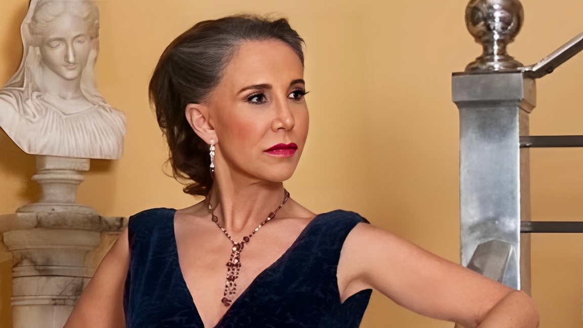 Florinda Meza en un evento, sonriendo frente a cámaras.