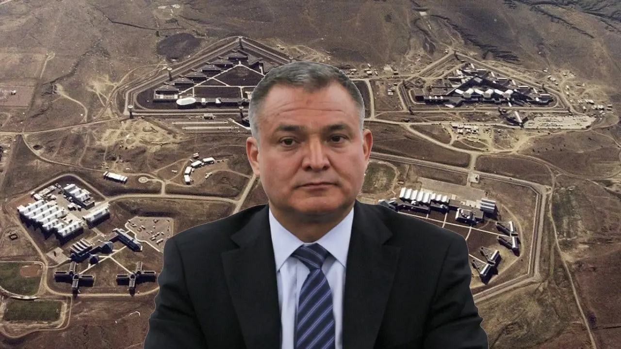 Vista aérea del penal ADX Florence en Colorado, con un recuadro de Genaro García Luna.