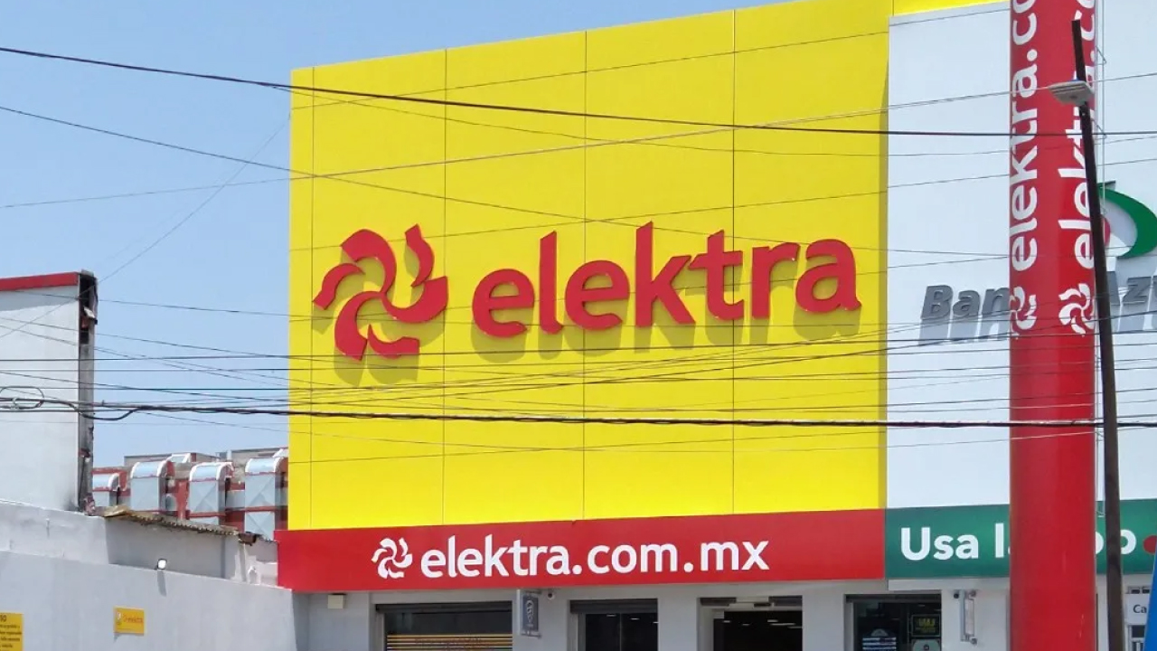 Fachada de una tienda Elektra frente al Palacio Nacional en Ciudad de México.