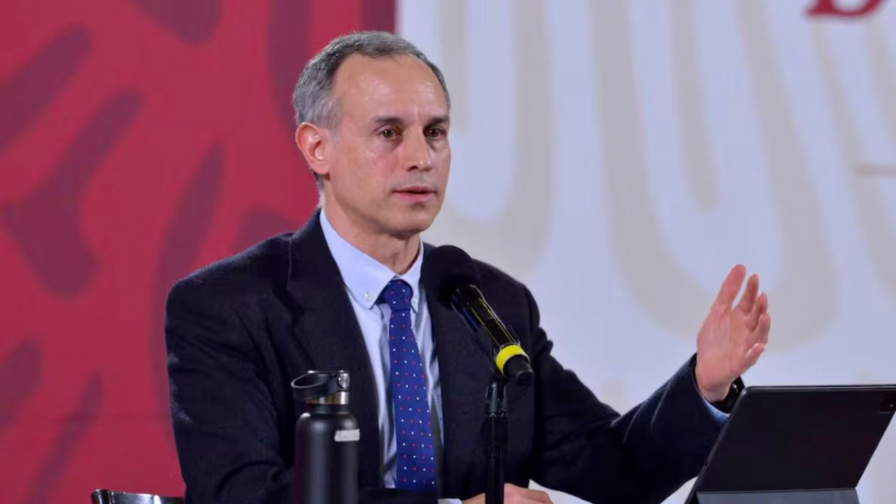 Hugo López-Gatell en conferencia de prensa con el logo de la OMS al fondo.