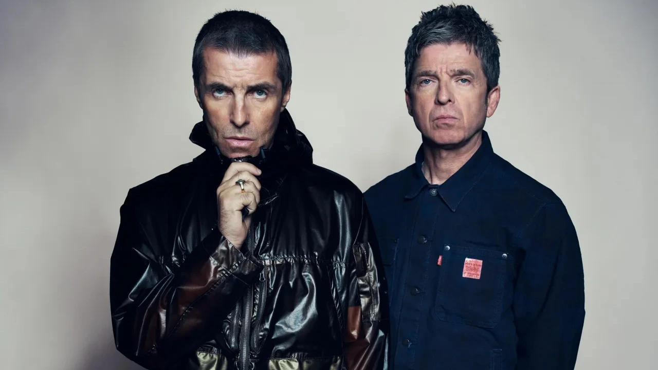 Liam y Noel Gallagher en un concierto de Oasis, listos para su gira de reunión en 2025.  