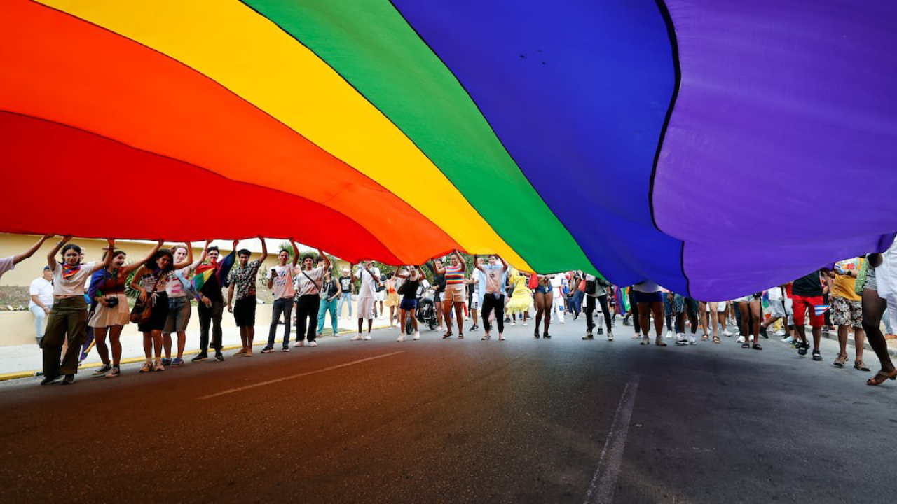 Multitud con banderas arcoíris marcha por Paseo de la Reforma en la CDMX.