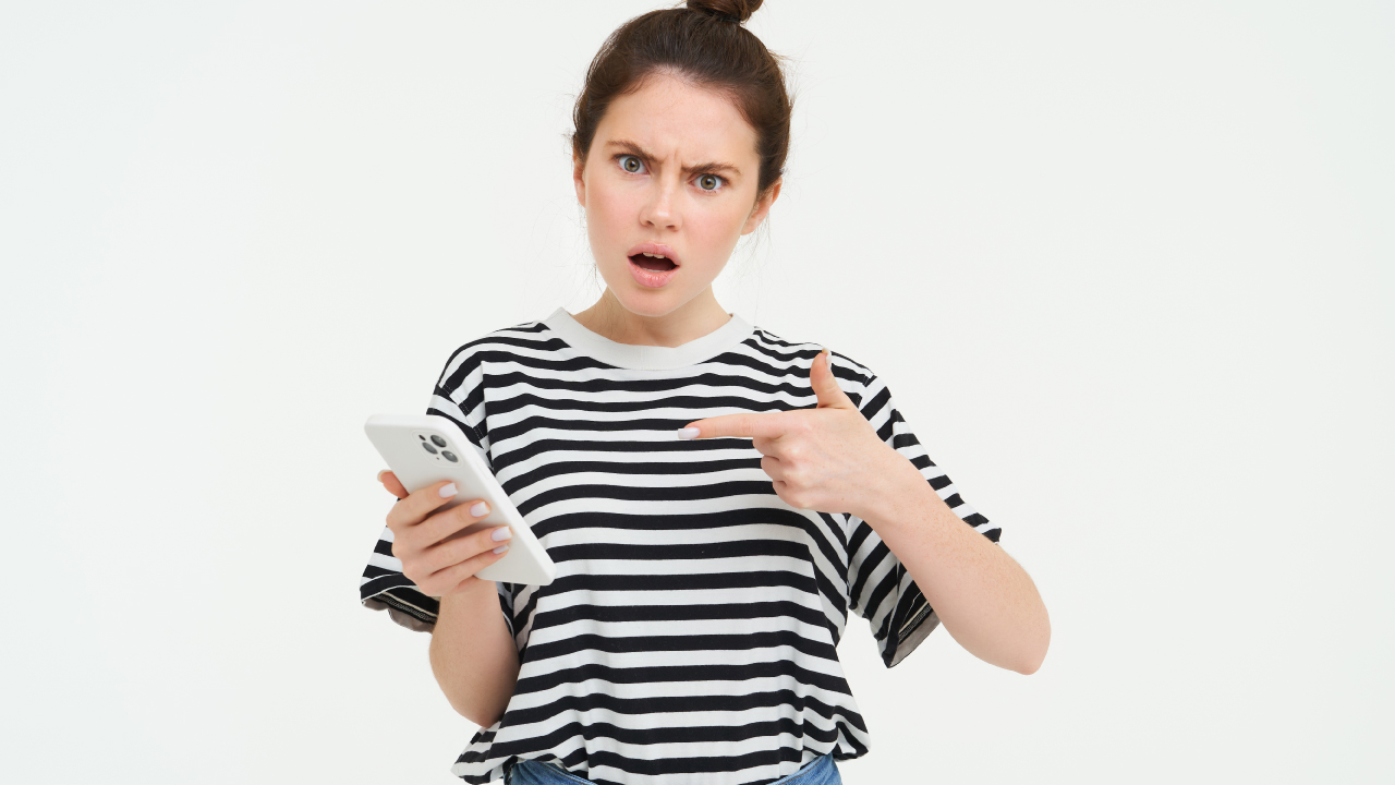 Ícono de WhatsApp en un smartphone, con interfaz de ajustes en el fondo, simbolizando la gestión de chats.