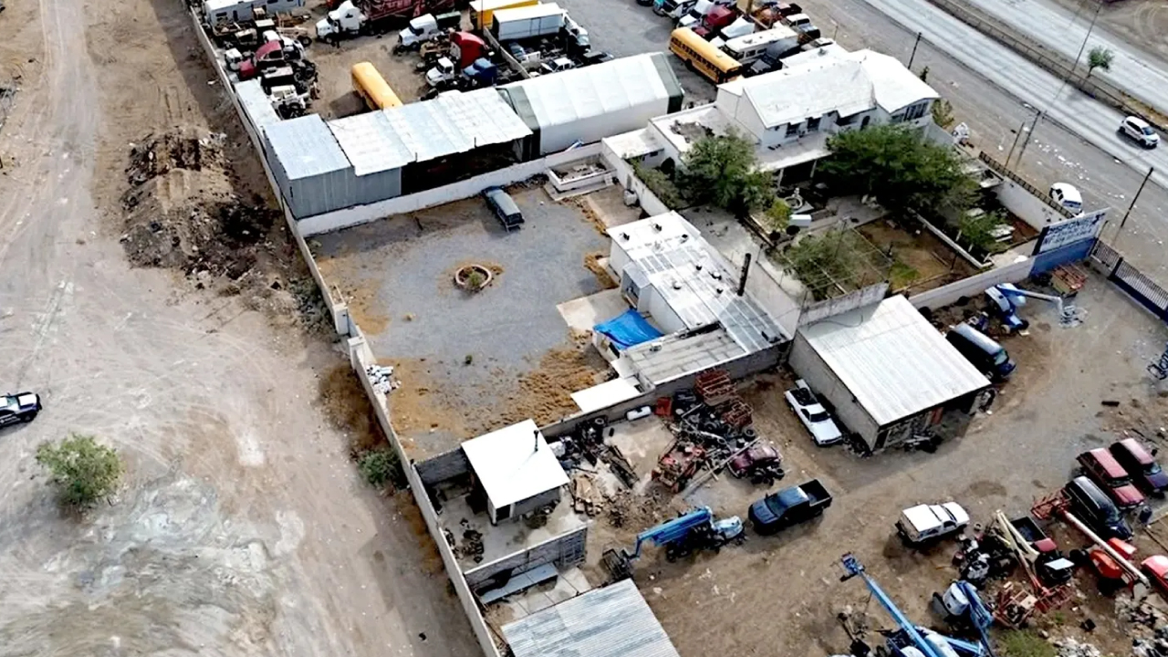 Vista aérea del crematorio Plenitud en Ciudad Juárez, acordonado por autoridades.