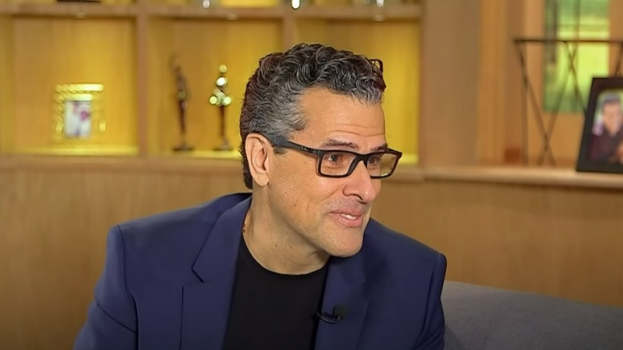 Cartel de “El Tendedero” con nombres en una pared universitaria.