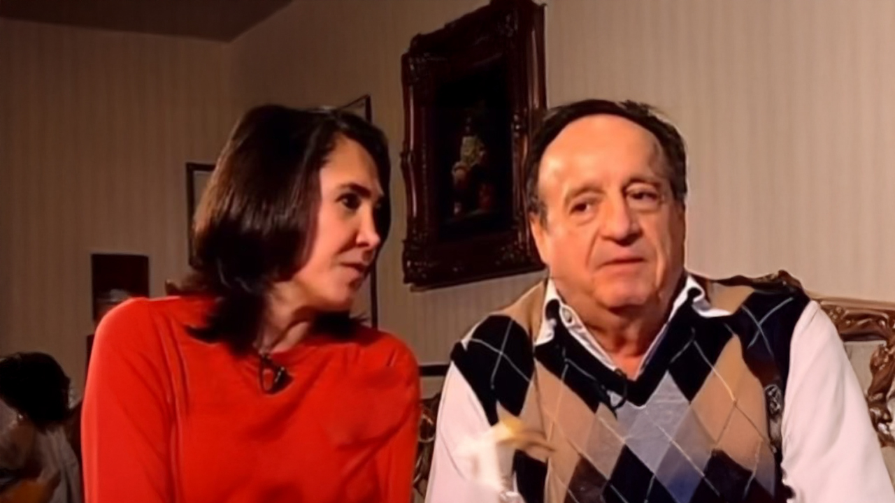 Alicia Villarreal en un concierto, haciendo la señal de auxilio por violencia de género.  