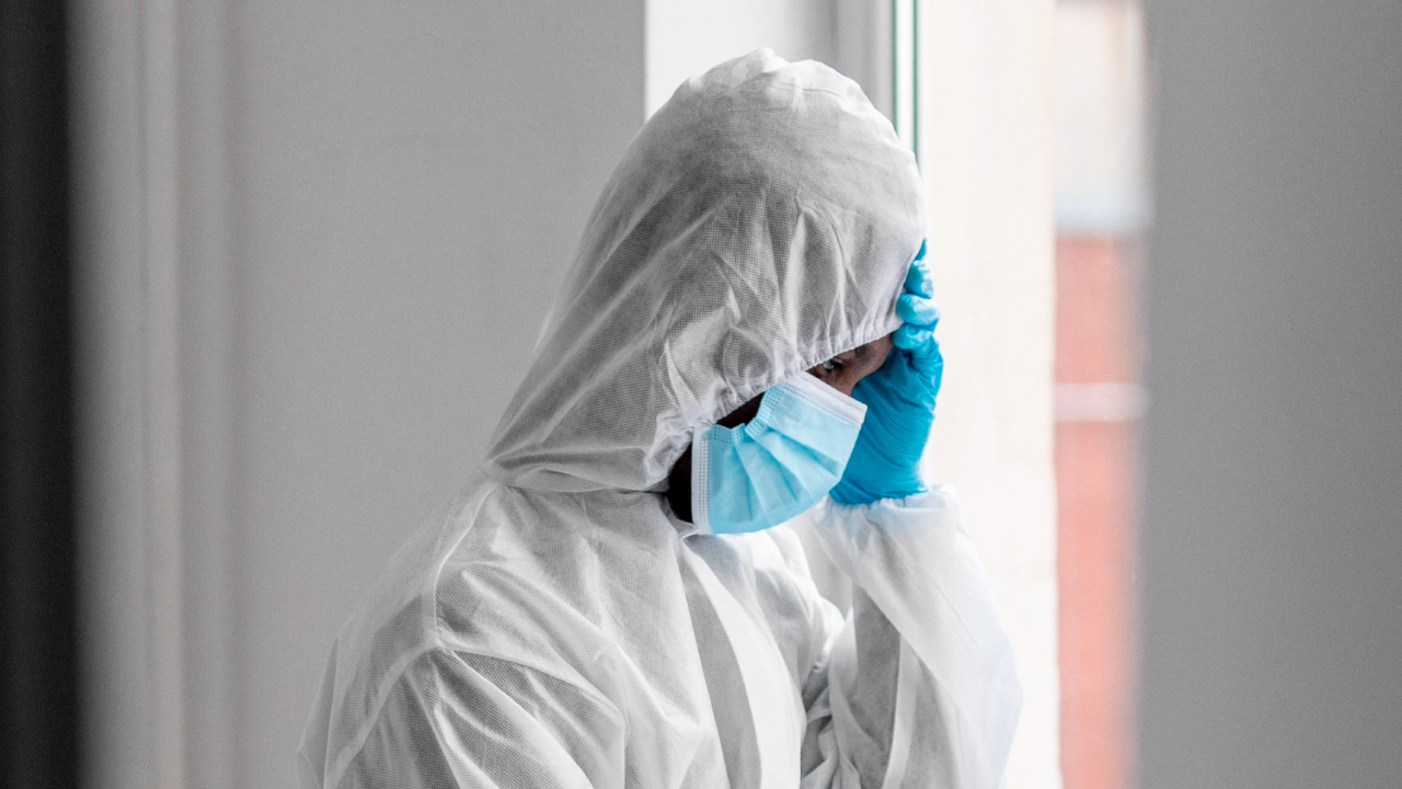 Científico analizando muestras de la variante Nimbus en un laboratorio.
