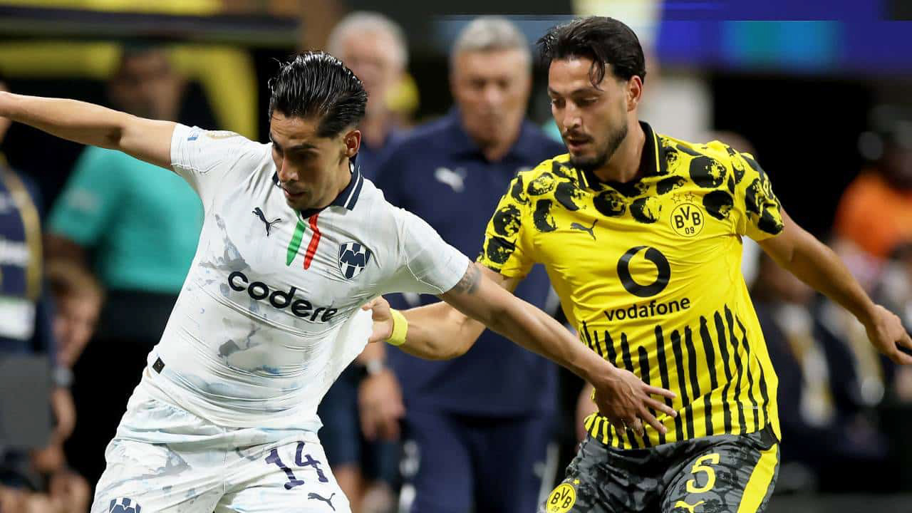 Jugadores de Rayados y Borussia Dortmund disputan un balón en el Mercedes-Benz Stadium.