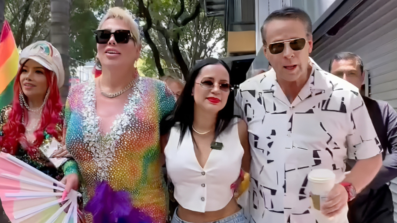 Sandra Cuevas, Jessica Esotérica y Alfredo Adame en la Marcha LGBTTTIQ+ 2025 en la CDMX, rodeados de banderas arcoíris.