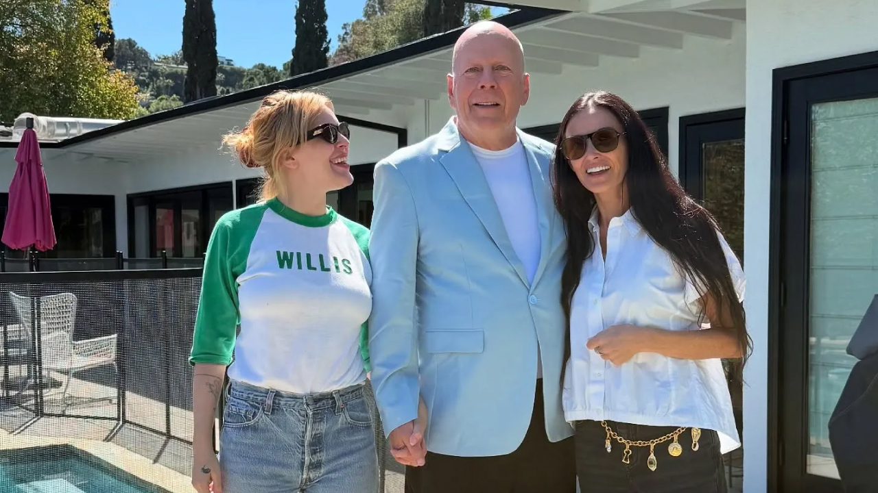 Alicia Villarreal en un concierto, haciendo la señal de auxilio por violencia de género.  