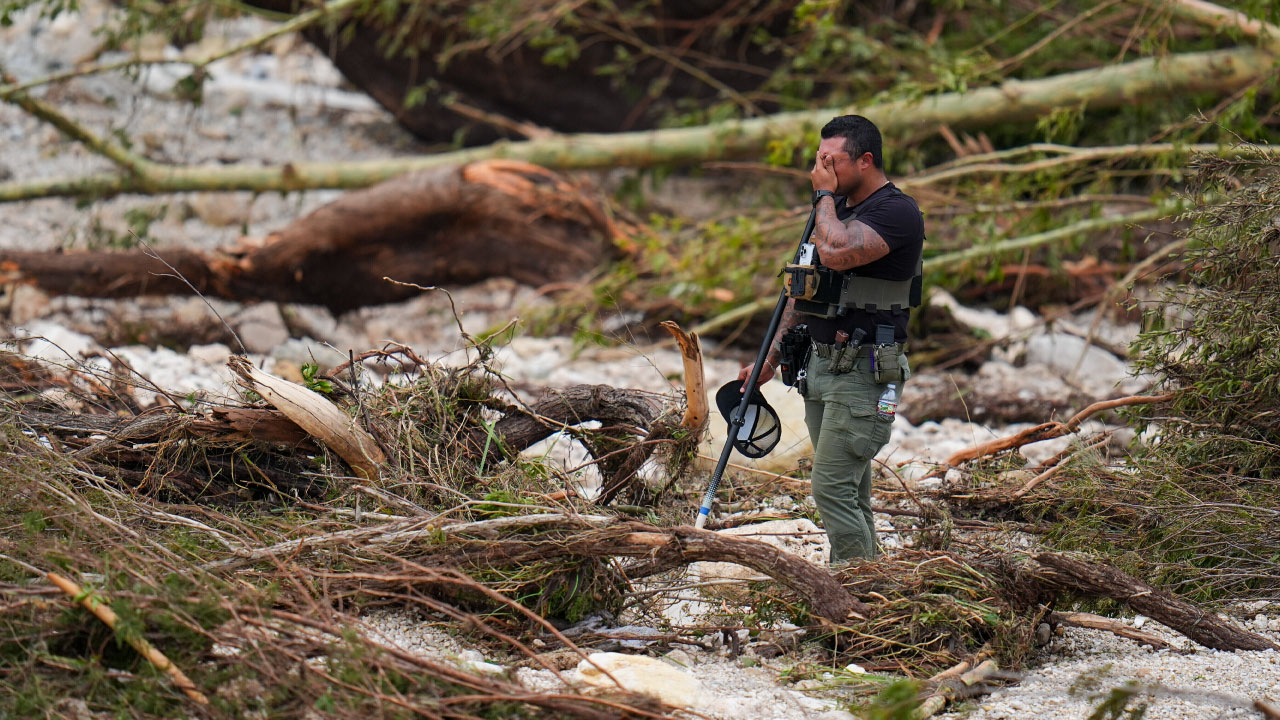 Imagen aérea de escombros y cabañas destruidas junto al río Guadalupe en Texas tras inundaciones.  