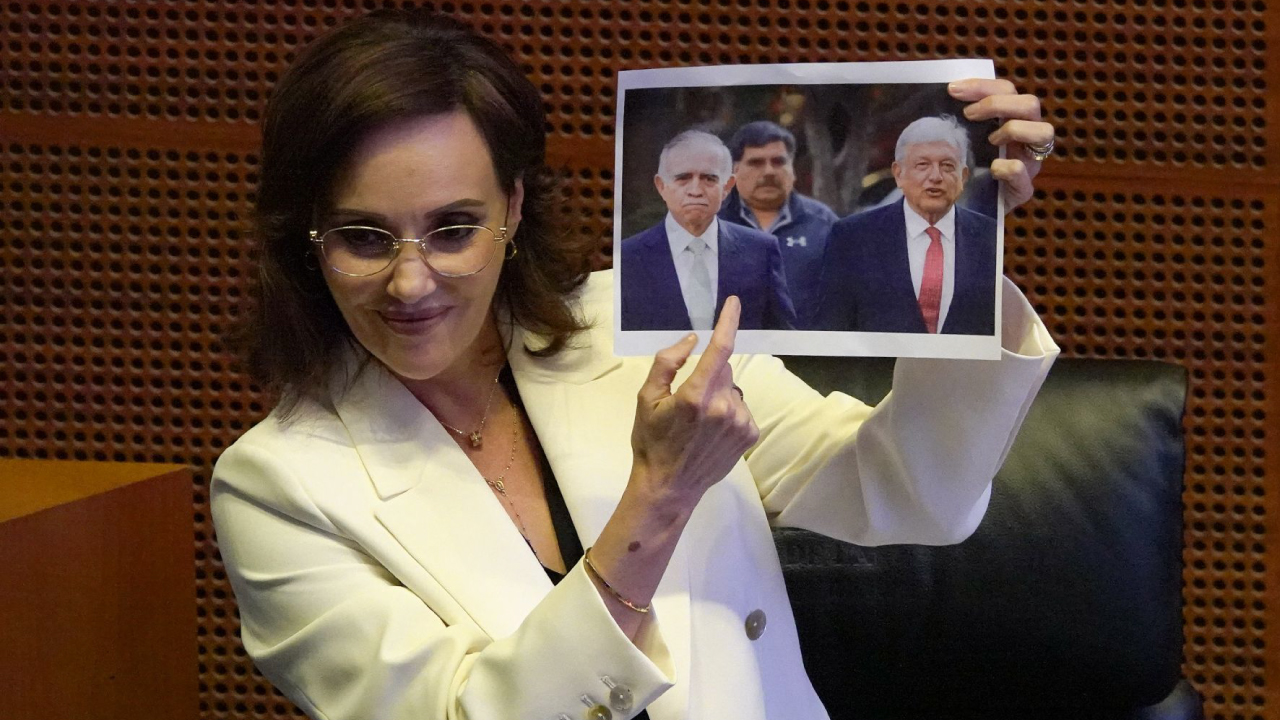 Lilly Téllez en el Senado mostrando una foto de AMLO durante un debate acalorado.