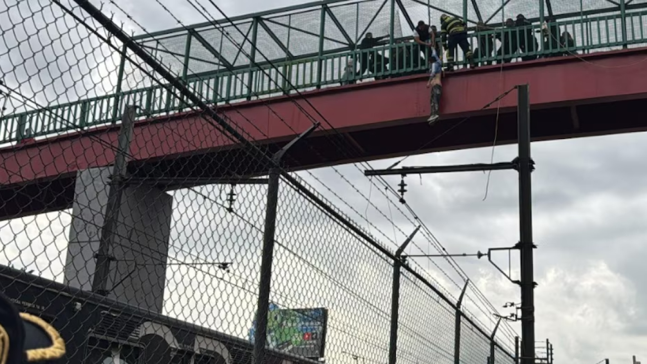 Policías y paramédicos en un puente de Iztapalapa durante un intento de rescate