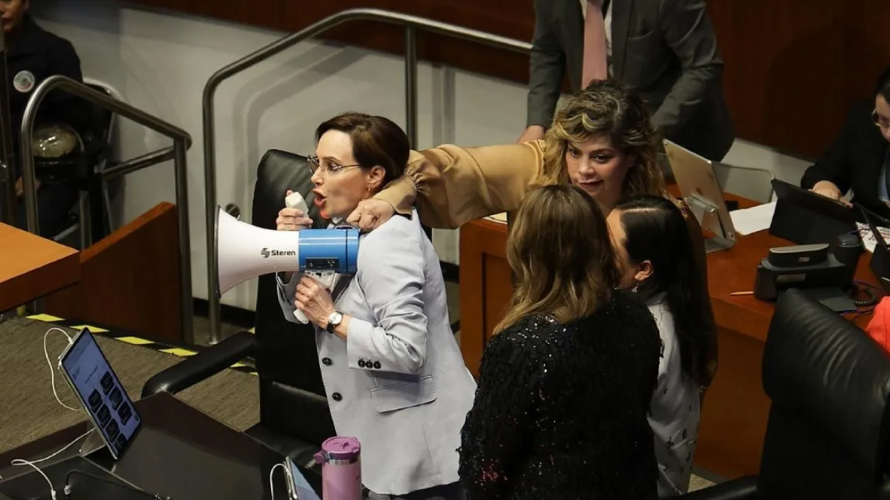 Senadora Lilly Téllez protesta con megáfono mientras legisladoras intentan silenciarla en el Senado.