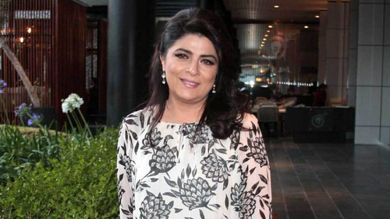 Victoria Ruffo en un escenario teatral con un fondo tropical inspirado en Tropicoqueta.